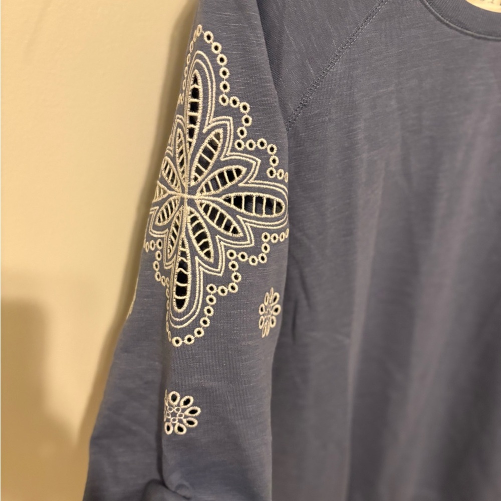 Plus-size Blue sweatshirt with open embroidery on sleeves Joie and I - Picture 3 of 4